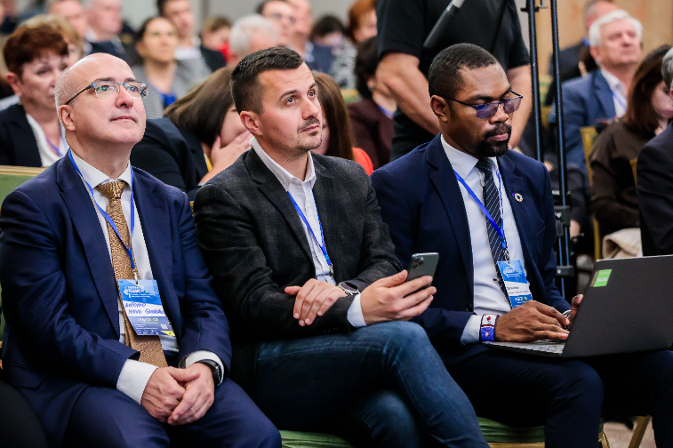 De la gauche vers la droite : Monsieur Antonio Novo Guerrero , Président de l'European Cluster Alliance ; Monsieur Grigoras Roman , Directeur exécutif du GRAPP - Moldavie ; Monsieur Gabriel SAINT Président du Système Européen de Coopération. 