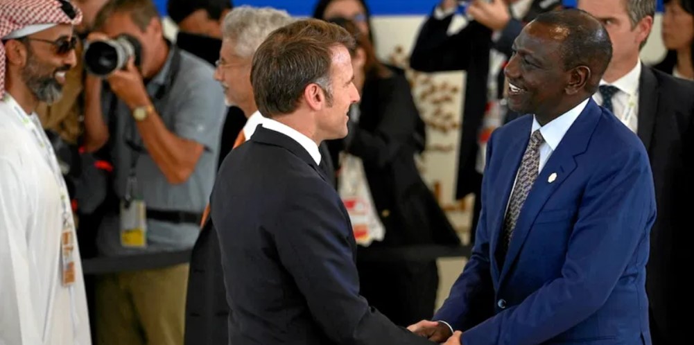 De la gauche vers la droite : Le président français Emmanuel Macron et le président kenyan William Ruto 