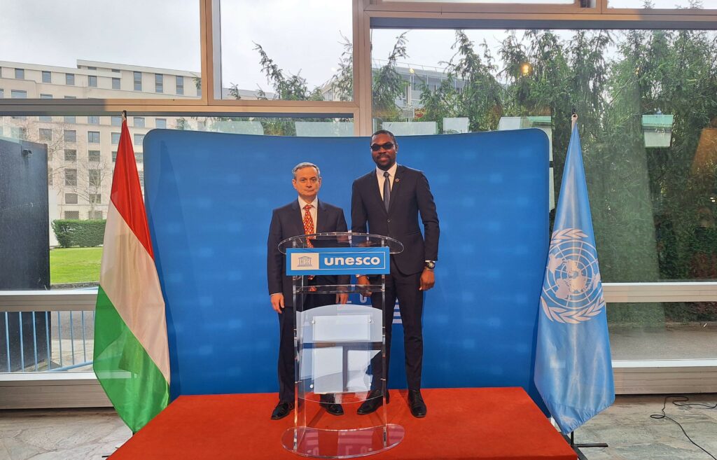 Le Président du Système Européen de Coopération, Monsieur Gabriel Saint, et Son Excellence Laszlo Havas, Ambassadeur et Représentant permanent de la Hongrie auprès de l'UNESCO.